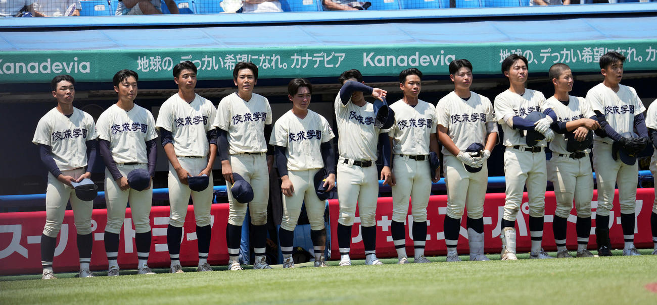 佼成学園対東海大菅生　東海大菅生に敗れガックリする佼成学園ナイン（撮影・小島史椰）