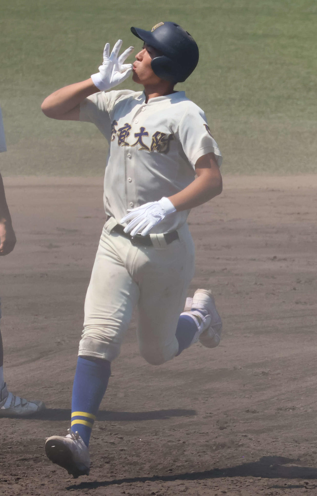 高校野球奈良大会準々決勝　奈良大付対畝傍　5回表1死一、二塁から左越え本塁打を放った奈良大付・石井（撮影・佐藤奨真）
