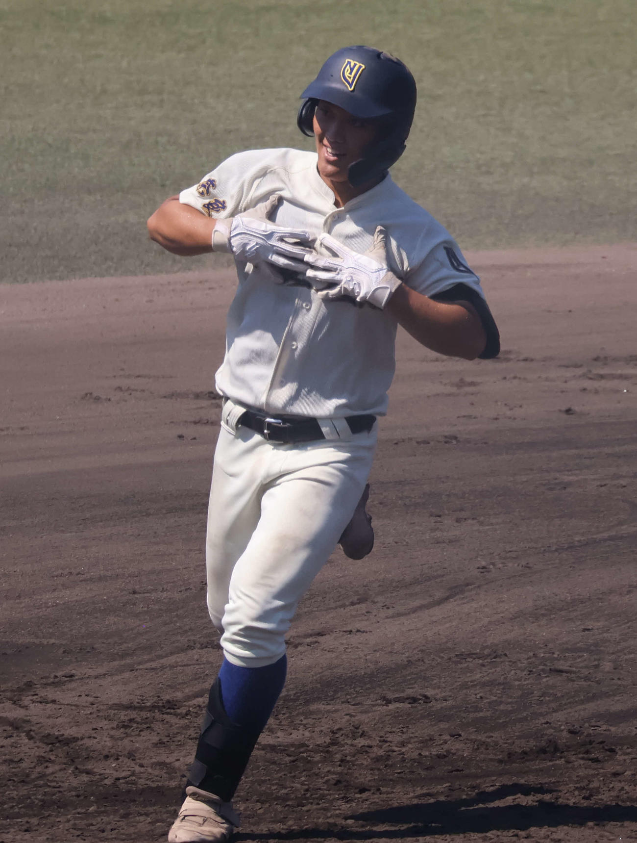 高校野球奈良大会準々決勝　奈良大付対畝傍　4回表1死走者無しから左越え本塁打を放った奈良大付・寺島（撮影・佐藤奨真）