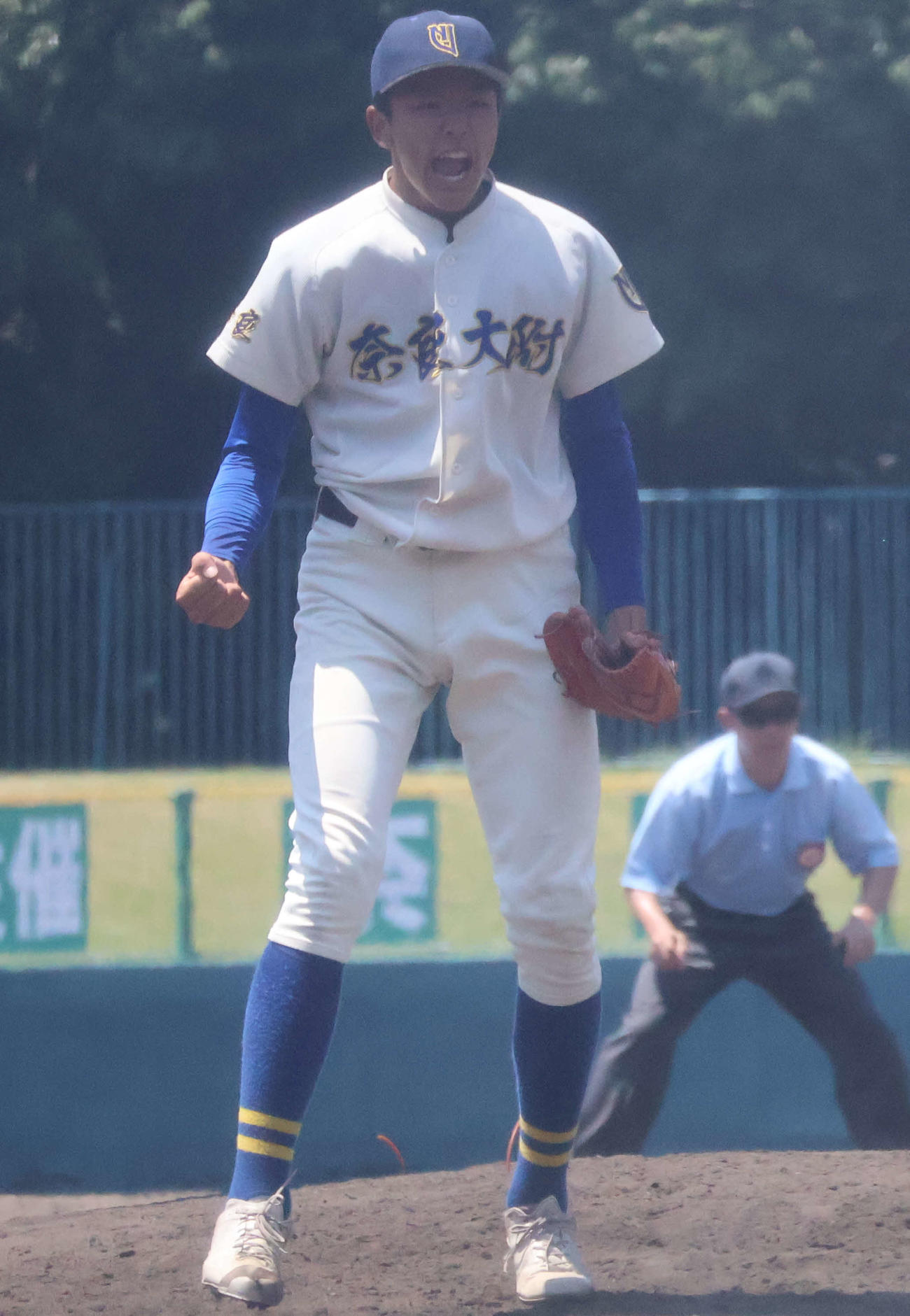 高校野球奈良大会準々決勝　奈良大付対畝傍　9回裏2死二塁一打同点のピンチを抑えた奈良大付・新城（撮影・佐藤奨真）