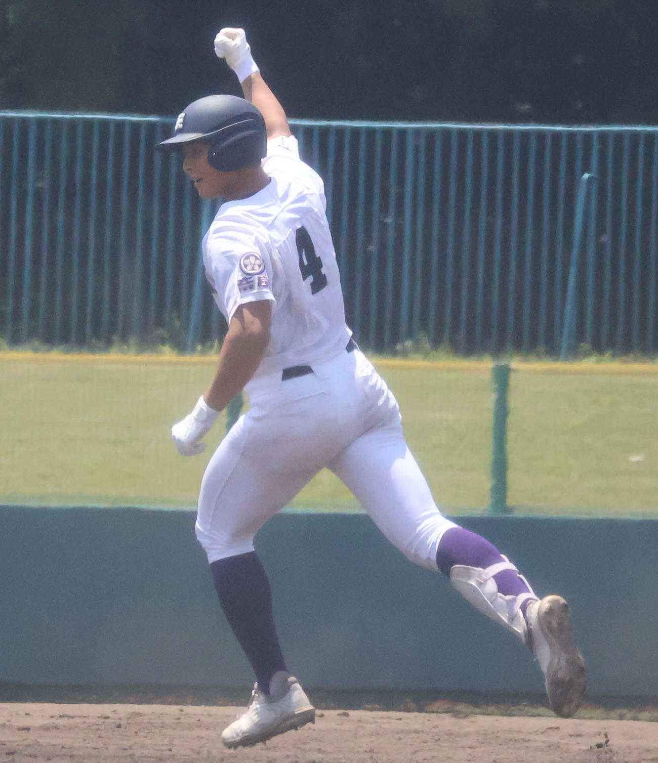 高校野球奈良大会準々決勝　天理対御所実　1回裏2死三塁から右越えの本塁打を放ち手を上げる天理・冨田（撮影・佐藤奨真）