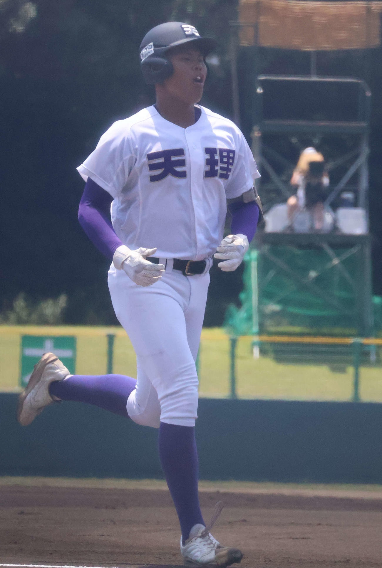 高校野球奈良大会準々決勝　天理対御所実　1回裏1死走者無しから右越えの本塁打を放つ天理・伊藤（撮影・佐藤奨真）
