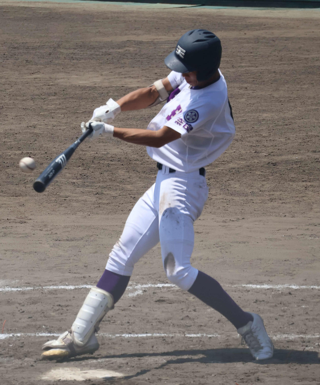 高校野球奈良大会準々決勝　天理対御所実　3回裏2死一、二塁から中前へ適時打を放つ天理・赤埴（撮影・佐藤奨真）