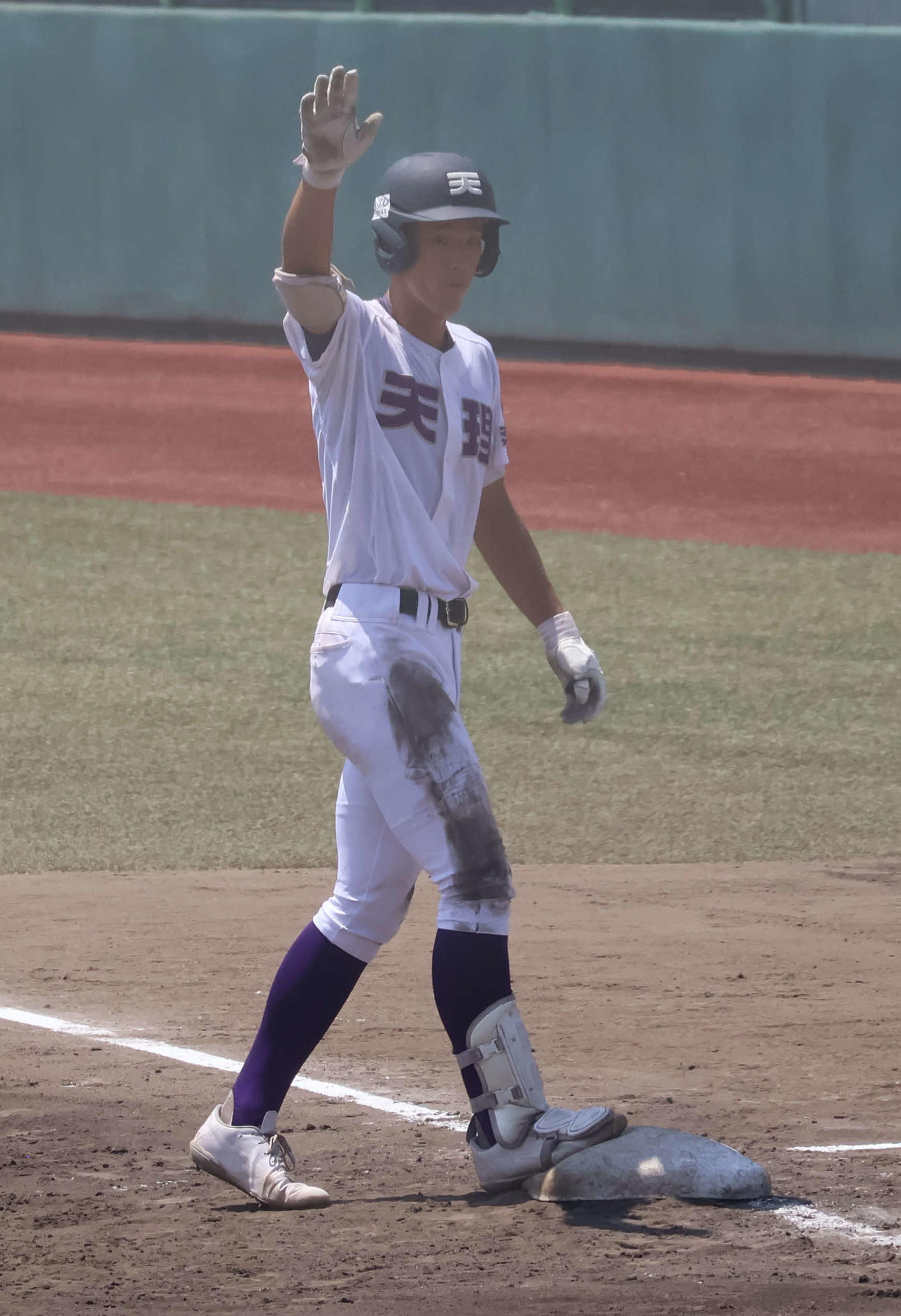 高校野球奈良大会準々決勝　天理対御所実　3回裏2死一、二塁から中前へ適時打を放ちベンチに手を上げる天理・赤埴（撮影・佐藤奨真）