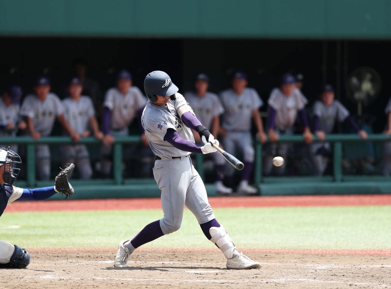花巻東対盛岡大付　5回裏花巻東　1死一二塁　適時打を放つ古城（撮影・増田悦実）