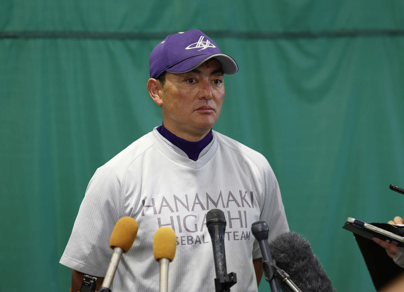 花巻東対盛岡大付　試合後インタビューに答える花巻東・佐々木洋監督（撮影・増田悦実）