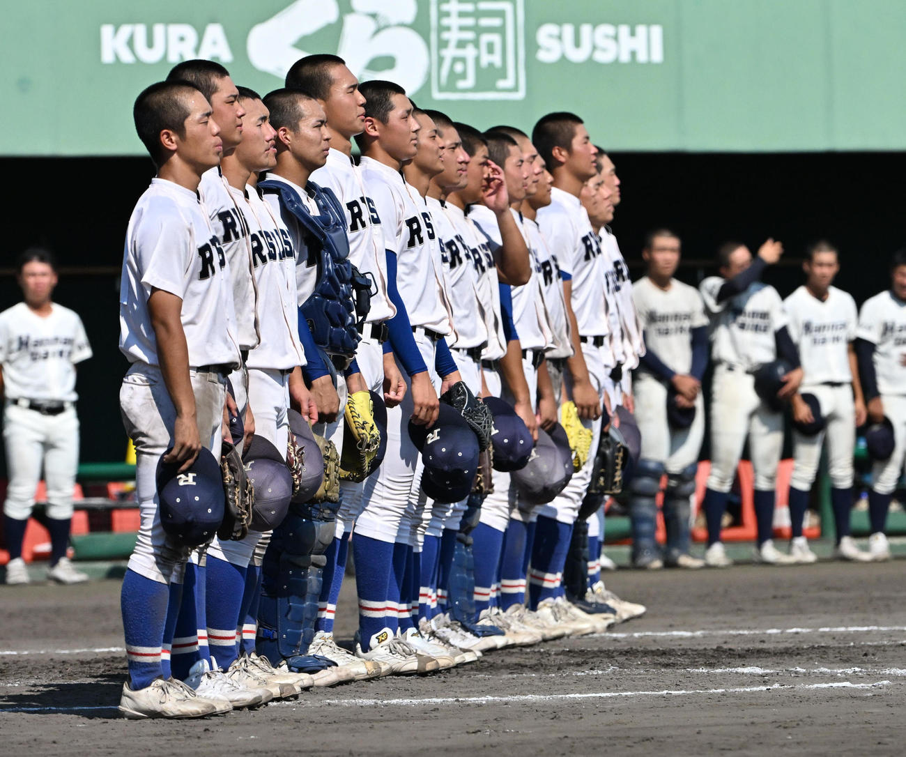 履正社対阪南大　阪南大に勝利し校歌を歌う履正社ナイン（撮影・石井愛子）
