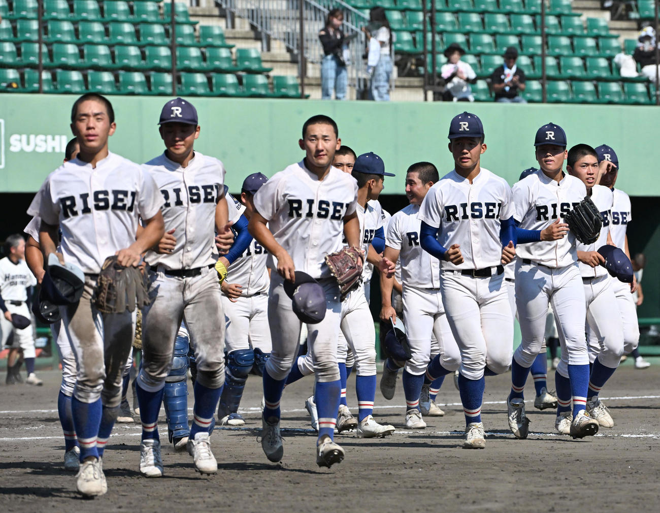 履正社対阪南大　阪南大に勝利しスタンドに駆け出す履正社ナイン（撮影・石井愛子）