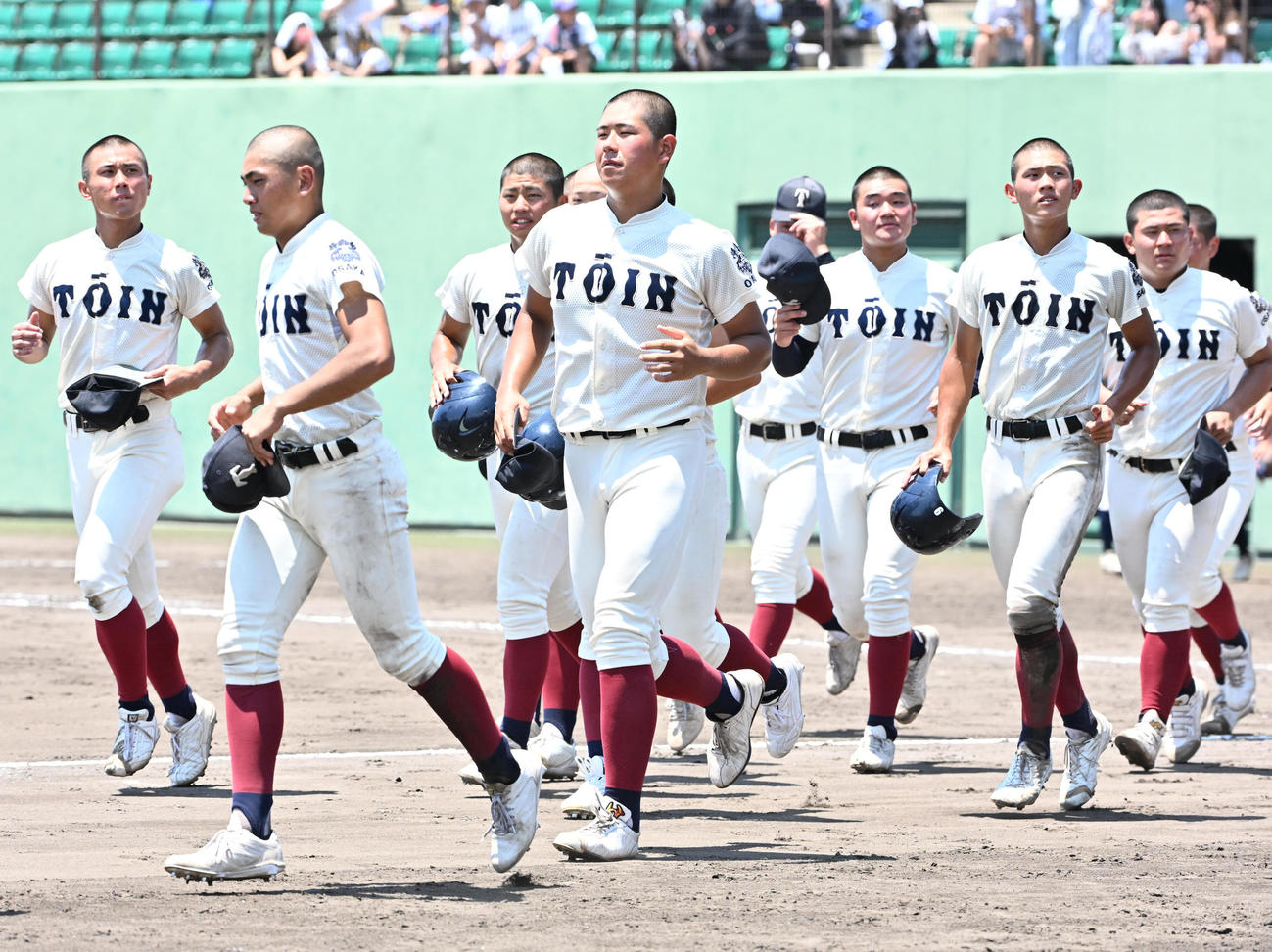 大阪偕星対大阪桐蔭　大阪偕星に勝利しスタンドに駆け出す大阪桐蔭ナイン（撮影・石井愛子）