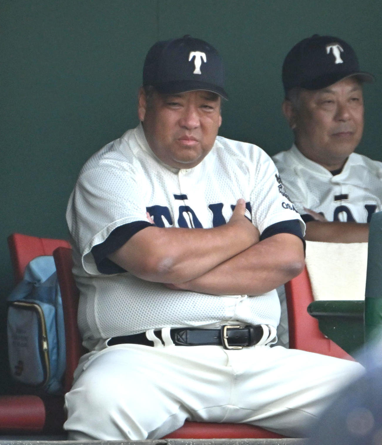 大阪偕星対大阪桐蔭　厳しい表情で試合を見つめる大阪桐蔭・西谷浩一監督（左）（撮影・石井愛子）