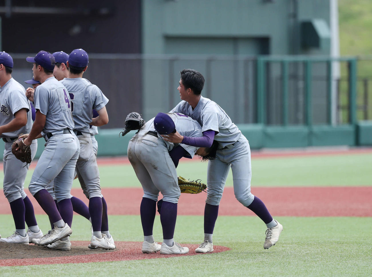 花巻東対盛岡大付　優勝し涙を流す古城（左）（撮影・増田悦実）