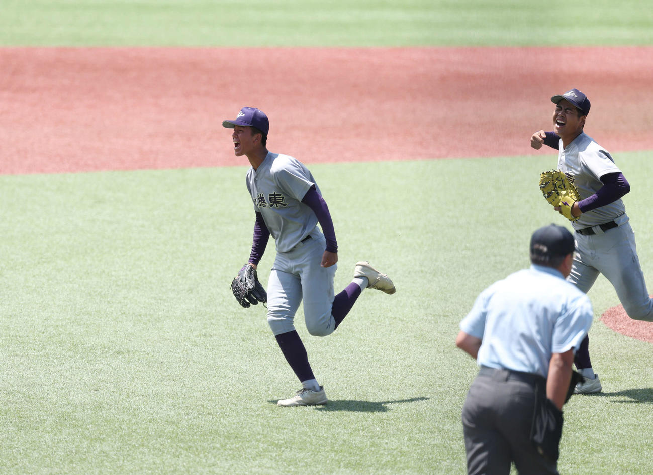 花巻東対盛岡大付　守り切り笑顔でベンチに戻る萬谷堅心（左）と古城（撮影・増田悦実）