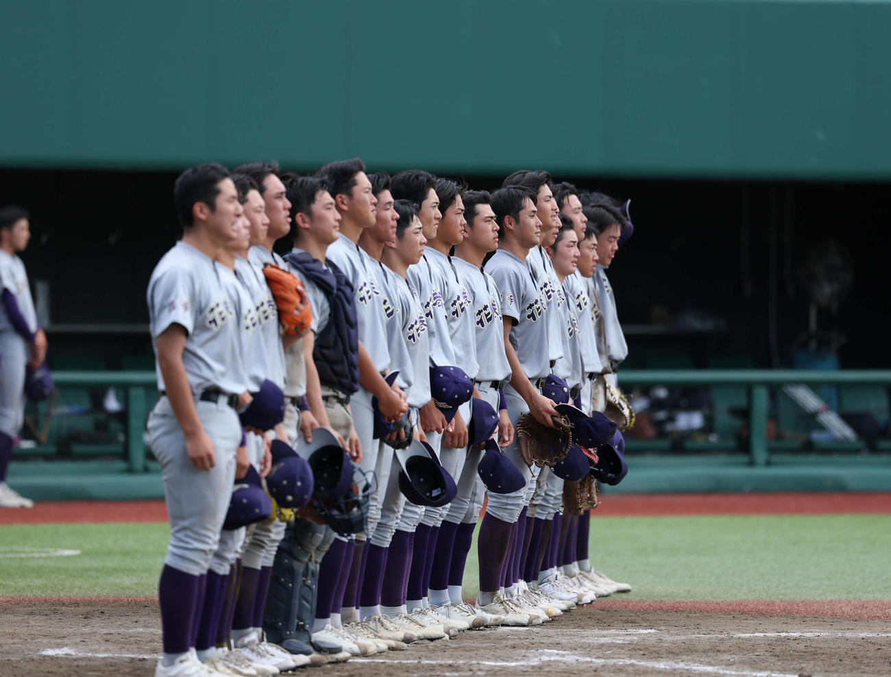 花巻東対盛岡大付　優勝し校歌を歌う花巻東ナイン（撮影・増田悦実）