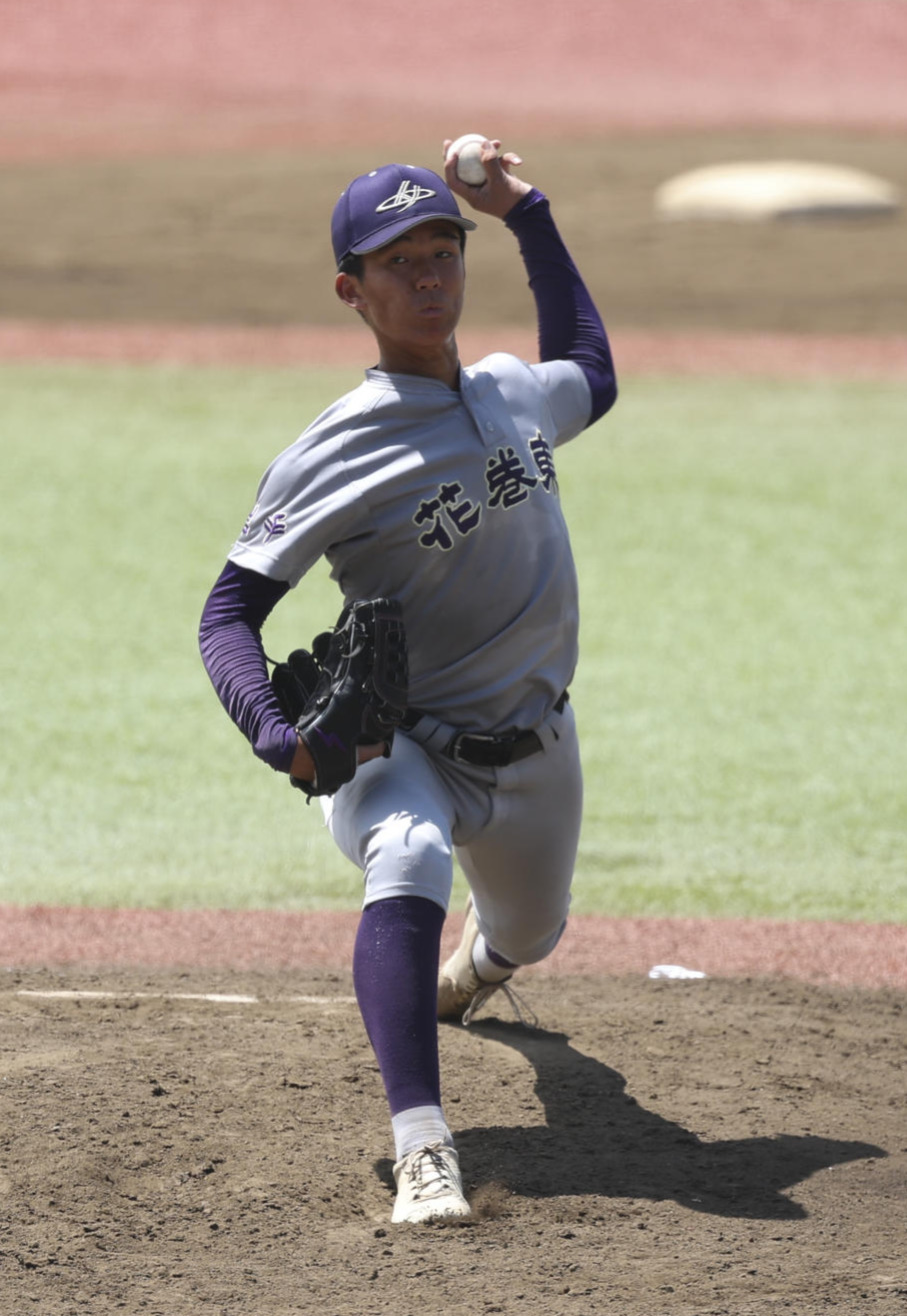 花巻東対盛岡大付　力投する花巻東・萬谷（撮影・増田悦実）