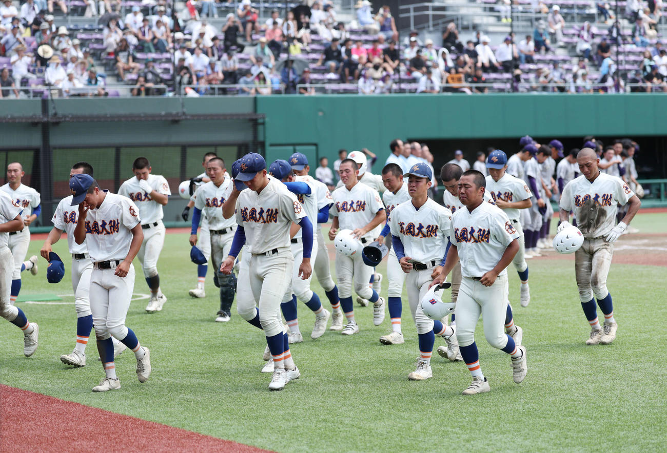 花巻東対盛岡大付　負けが決まり涙を流しながらベンチへ戻る盛岡大付（撮影・増田悦実）