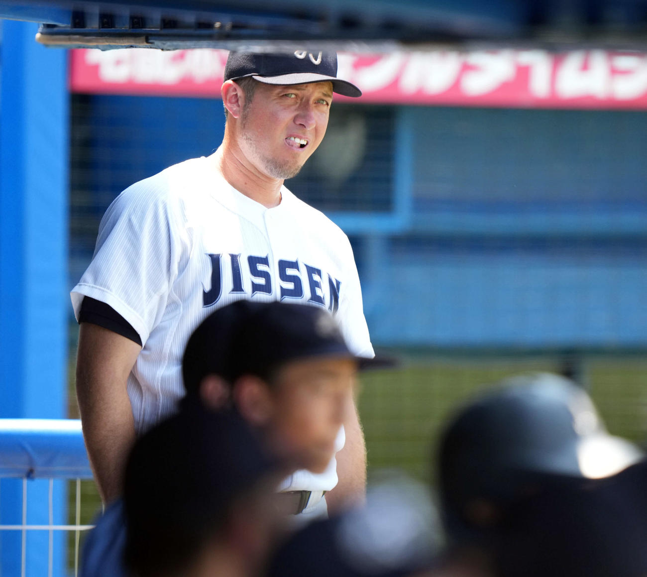 八王子実践対日大三　戦況を見つめるロバート監督（撮影・小島史椰）