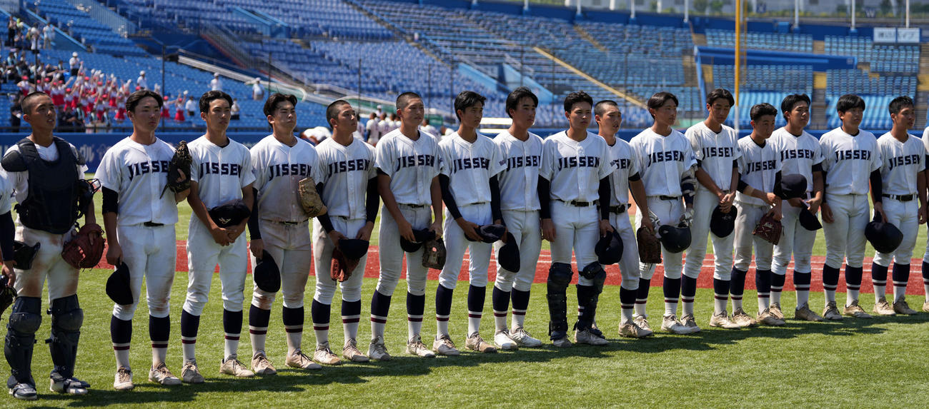 八王子実践対日大三　日大三に敗れスタンドにあいさつをする八王子実践ナイン（撮影・小島史椰）