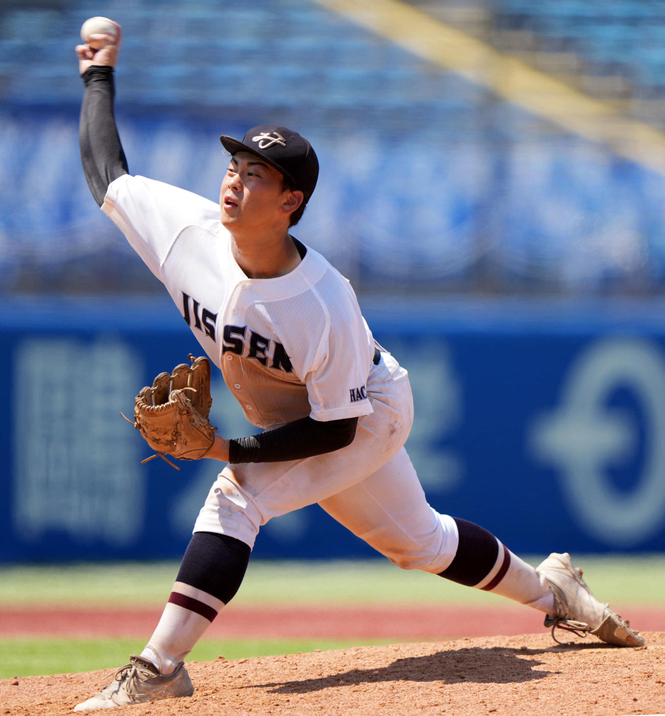 八王子実践対日大三　6回裏から登板し力投する八王子実践・岡本（撮影・小島史椰）