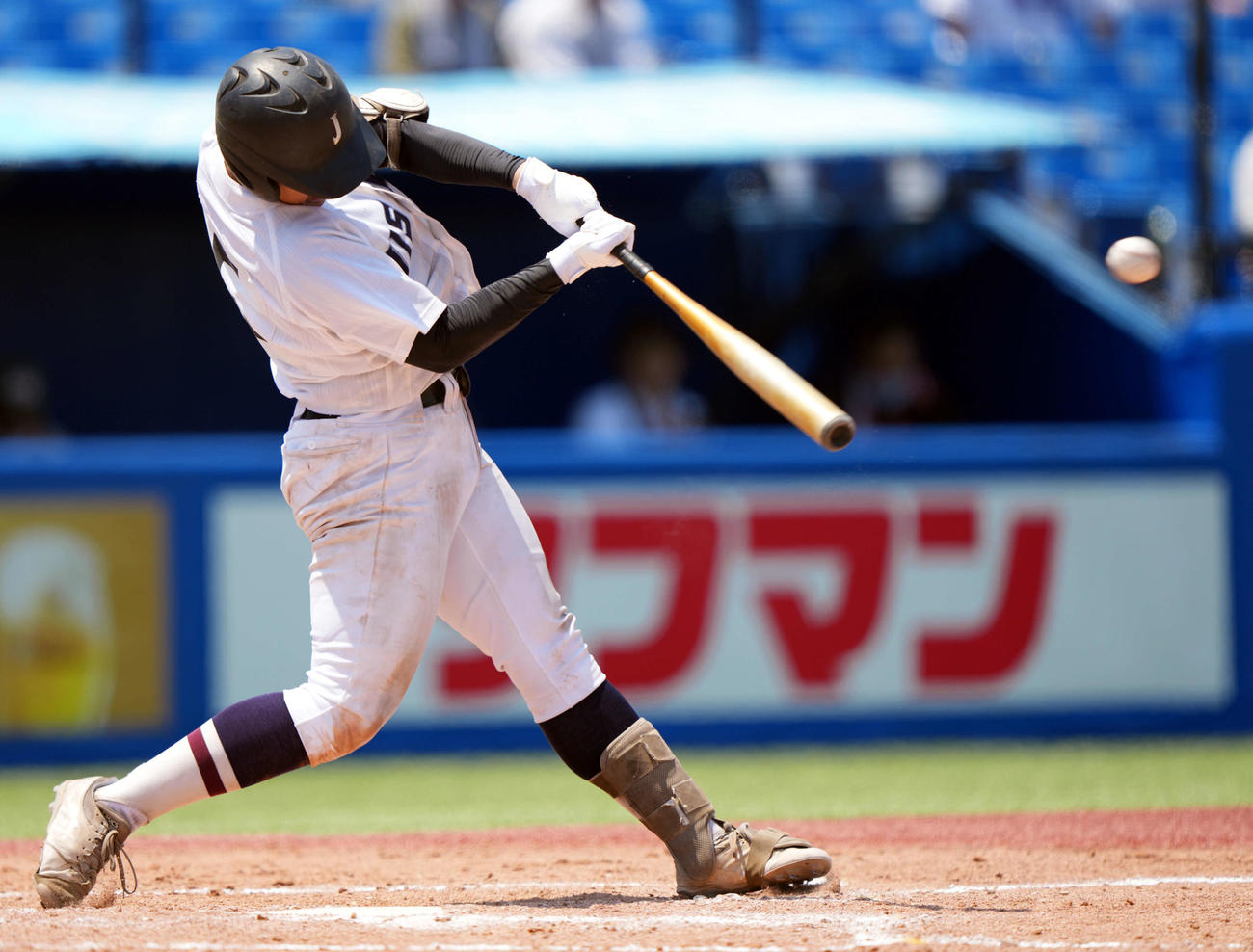 八王子実践対日大三　4回表八王子実践無死一塁、右前打を放つ岡本（撮影・小島史椰）