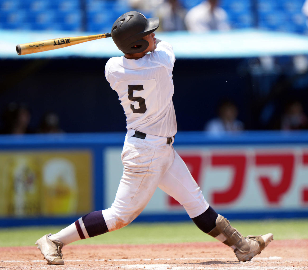 八王子実践対日大三　4回表八王子実践無死一塁、右前打を放つ岡本（撮影・小島史椰）