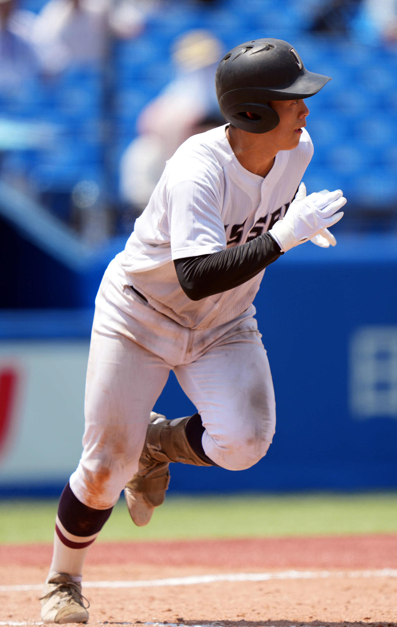 八王子実践対日大三　4回表八王子実践無死一塁、右前打を放つ岡本（撮影・小島史椰）