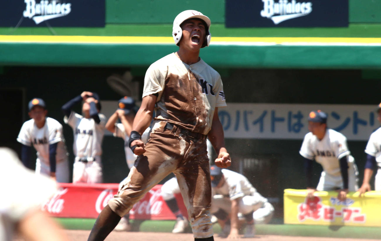 小野対三田学園　サヨナラのホームを踏んだ小野・安達（撮影・一樹）