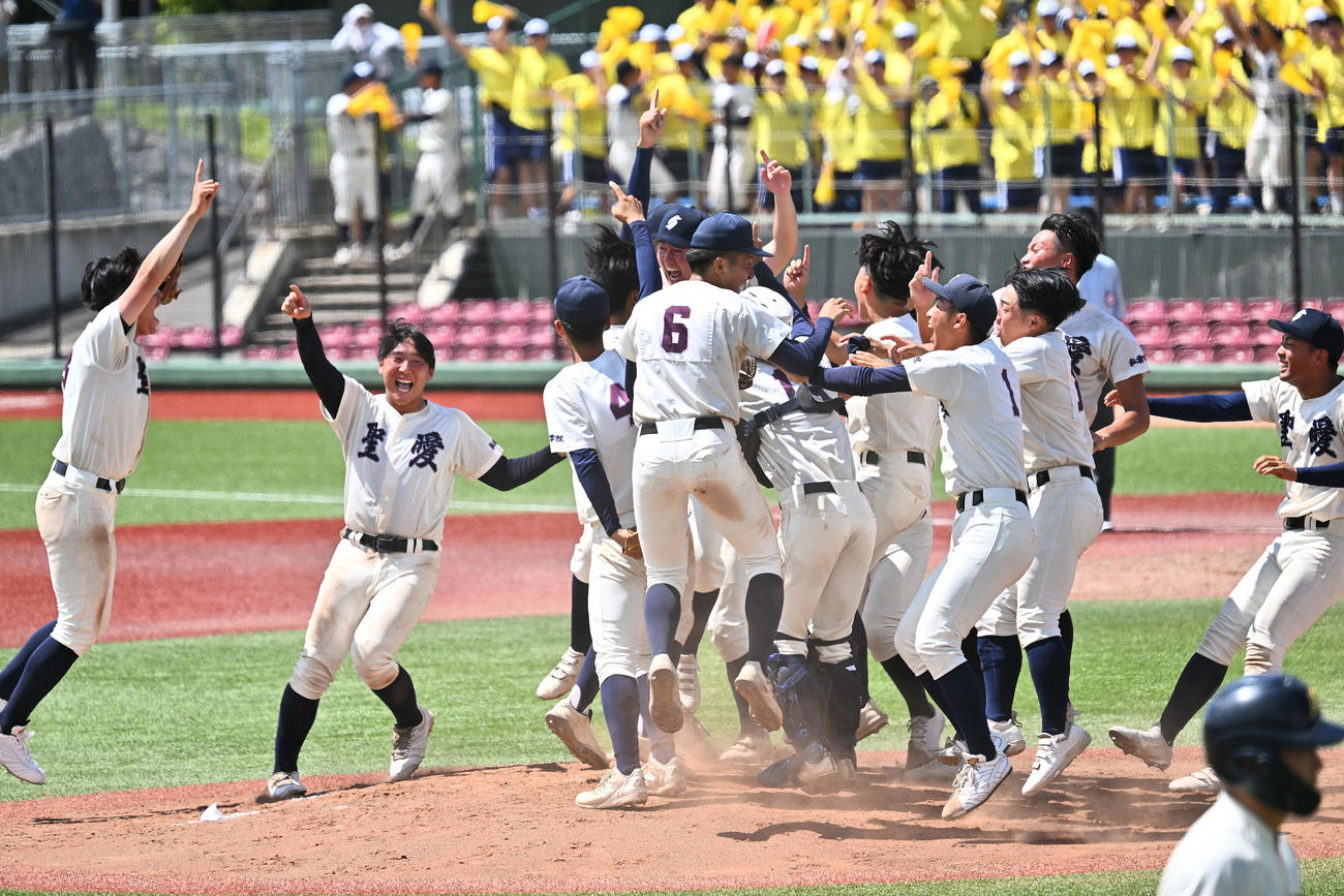 弘前学院聖愛対八戸学院光星　優勝を決めマウンドに集まって喜ぶ弘前学院聖愛の選手たち（撮影・滝沢徹郎）