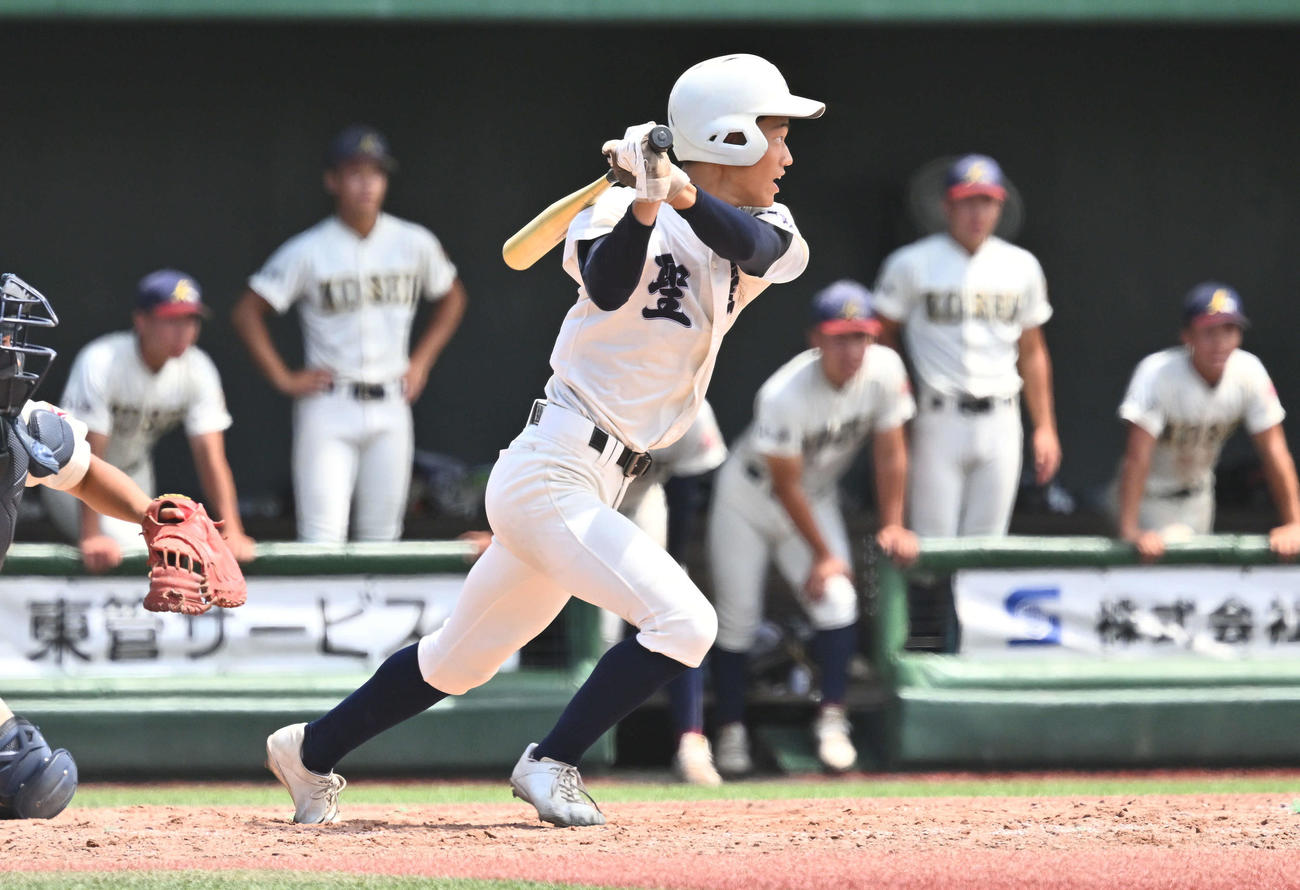 弘前学院聖愛対八戸学院光星　9回表弘前学院聖愛2死一、二塁、菅野は左前適時打を放つ（撮影・滝沢徹郎）