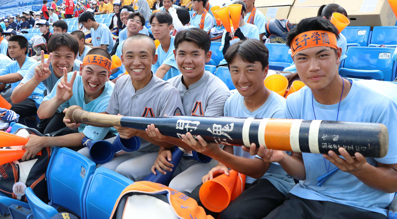 八王子学園八王子対早大学院　一塁側スタンドの最前列に置かれていた八王子学園八王子の「闘魂バット」（撮影・泉光太郎）