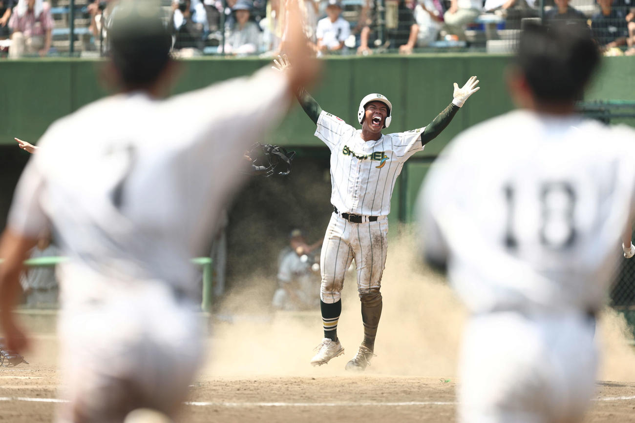 浦和実対昌平　9回裏昌平1死一、三塁、中島のスクイズで生還し、浦和実に勝利し歓喜する桜井（撮影・河田真司）
