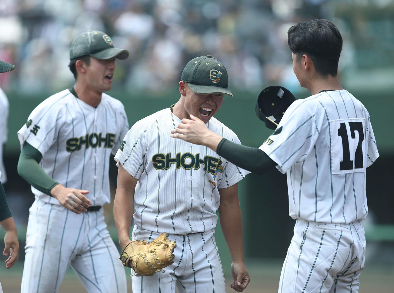 浦和実対昌平　浦和実対昌平　9回表を抑える昌平・木下雅（中央）（撮影・河田真司）