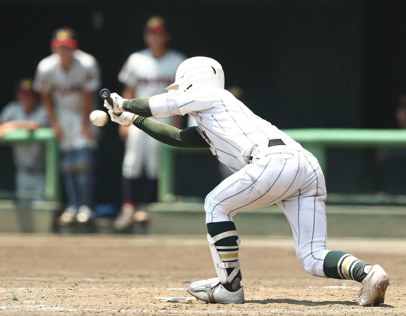 浦和実対昌平　9回裏昌平1死一、三塁、スクイズを決める中島（撮影・河田真司）
