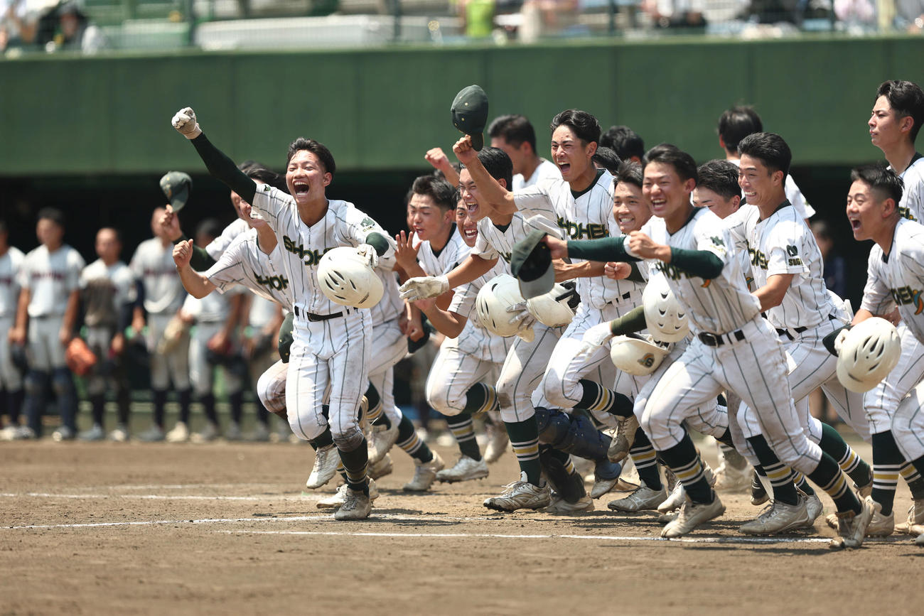 浦和実対昌平　浦和実にサヨナラ勝利し歓喜する昌平ナイン（撮影・河田真司）