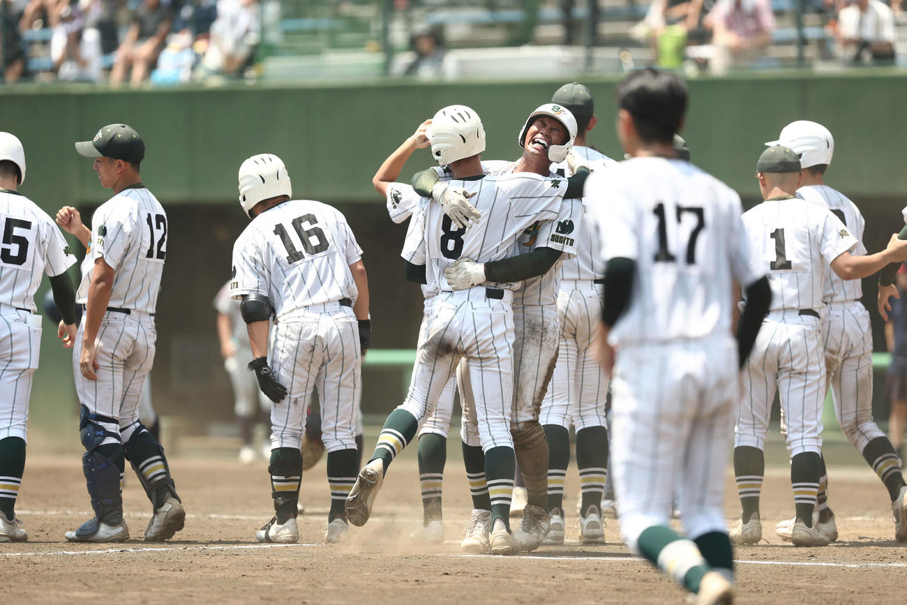 浦和実対昌平　浦和実にサヨナラ勝利し歓喜する桜井（中央右）ら昌平ナイン（撮影・河田真司）
