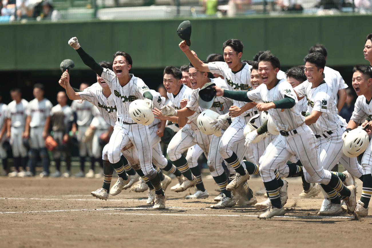 浦和実対昌平　浦和実にサヨナラ勝利し歓喜する昌平ナイン（撮影・河田真司）