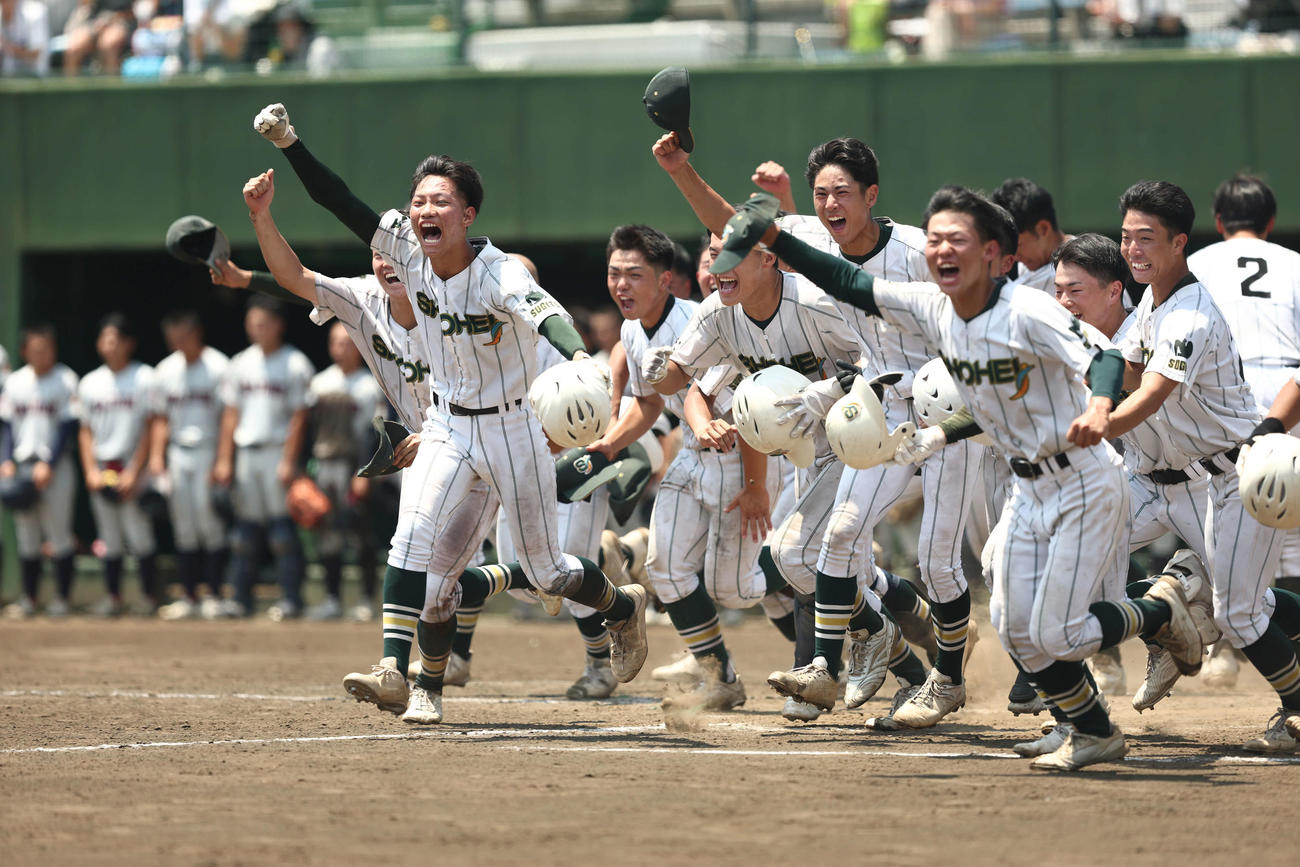 浦和実対昌平　浦和実にサヨナラ勝利し歓喜する昌平ナイン（撮影・河田真司）