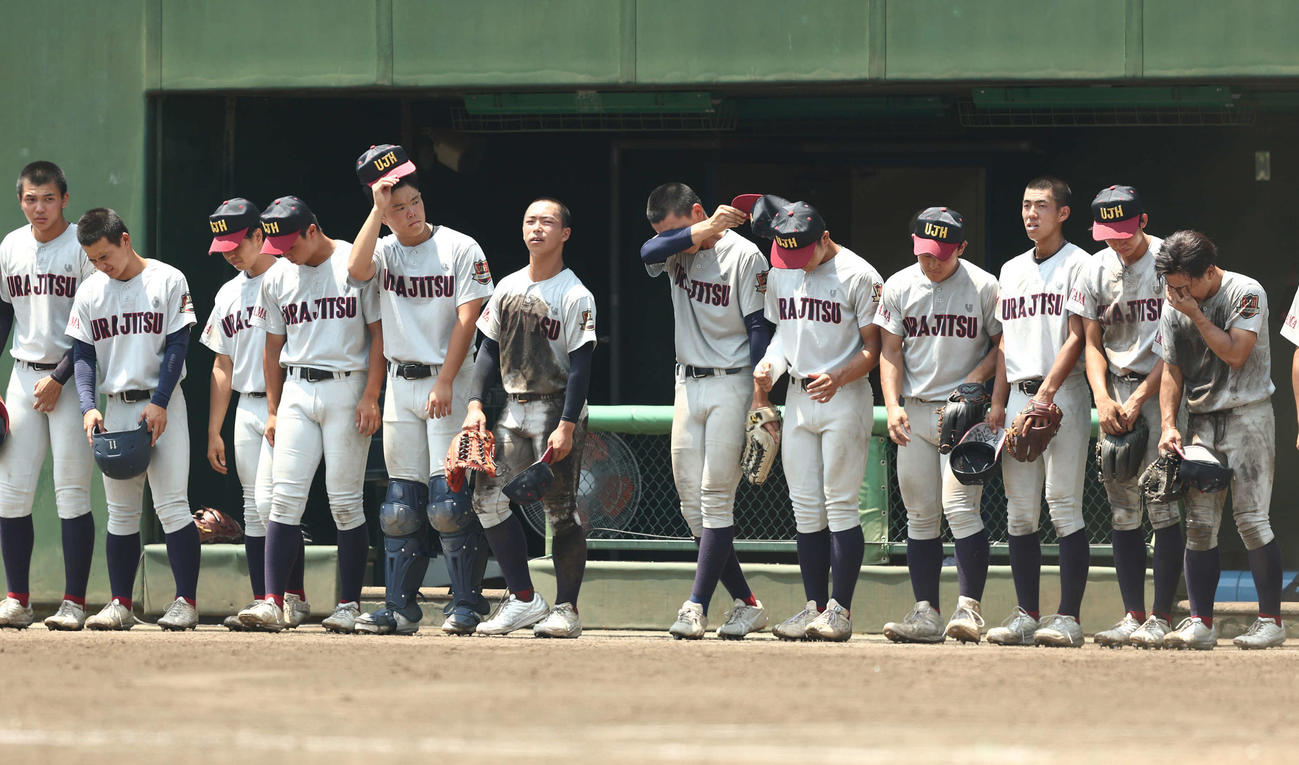 浦和実対昌平　昌平に敗れ肩を落とす浦和実ナイン（撮影・河田真司）