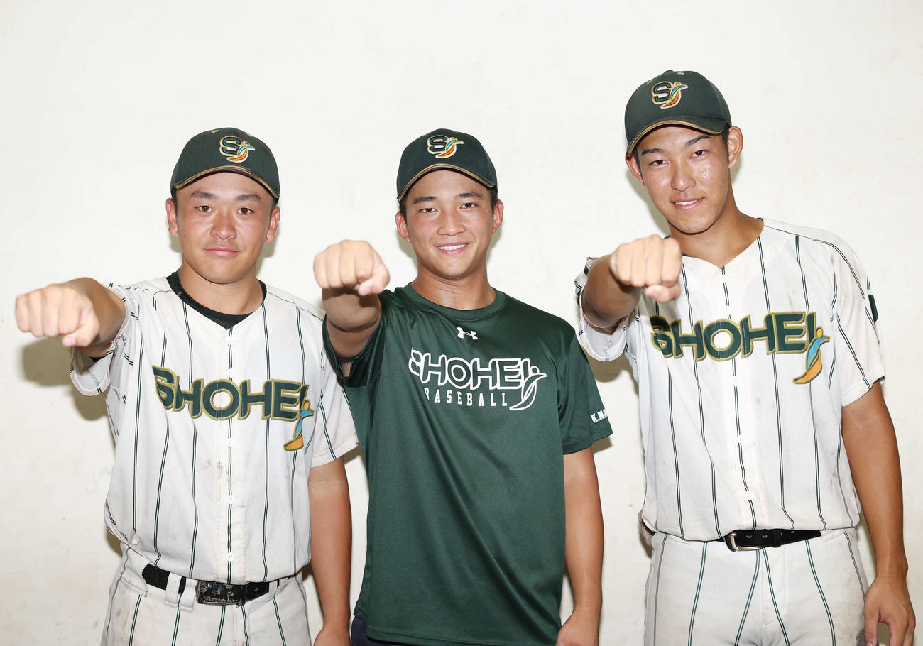 浦和実対昌平　決勝に向け意気込む昌平の、左から中川、中島、嶋田（撮影・河田真司）