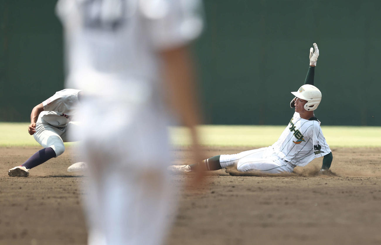 浦和実対昌平　7回裏昌平2死一塁、二盗を決める大倉（撮影・河田真司）