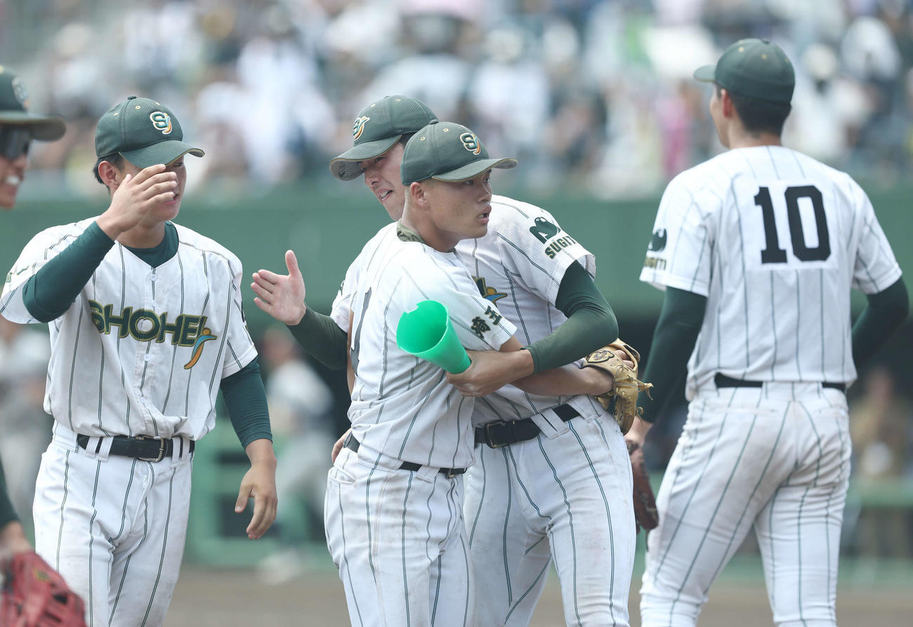 浦和実対昌平　浦和実対昌平　9回表を抑える昌平・木下雅（中央）（撮影・河田真司）