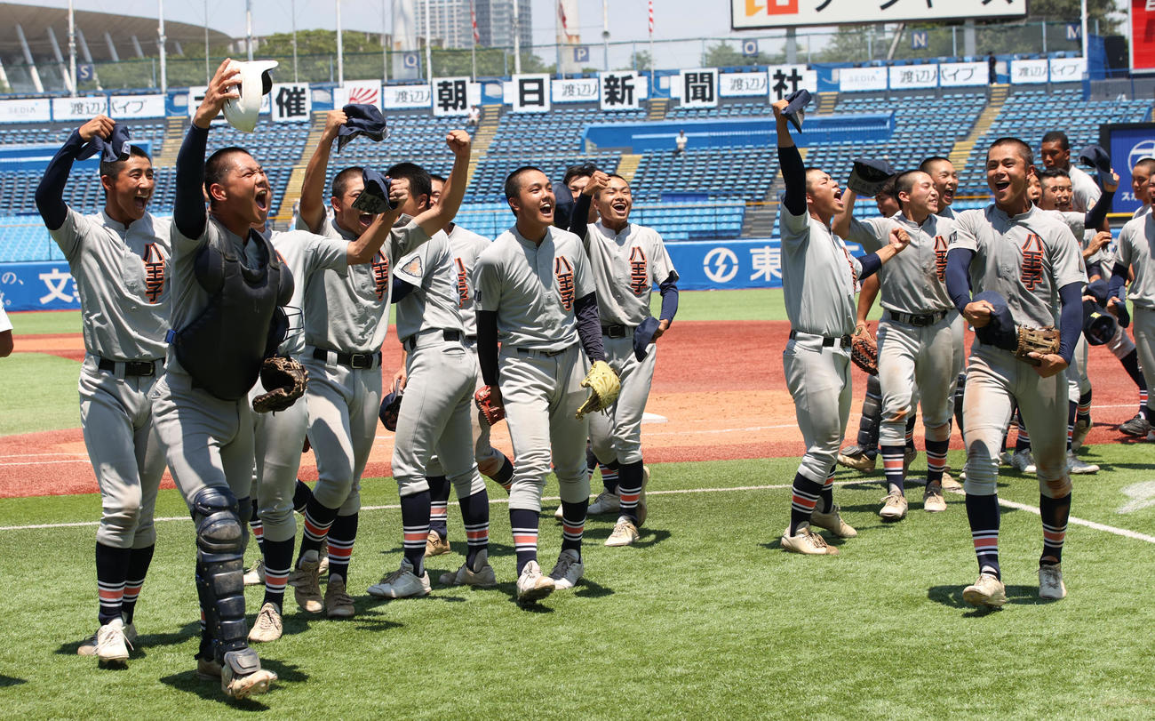 八王子学園八王子対早大学院　勝利し喜ぶ八王子学園八王子ナイン（撮影・柴田隆二）