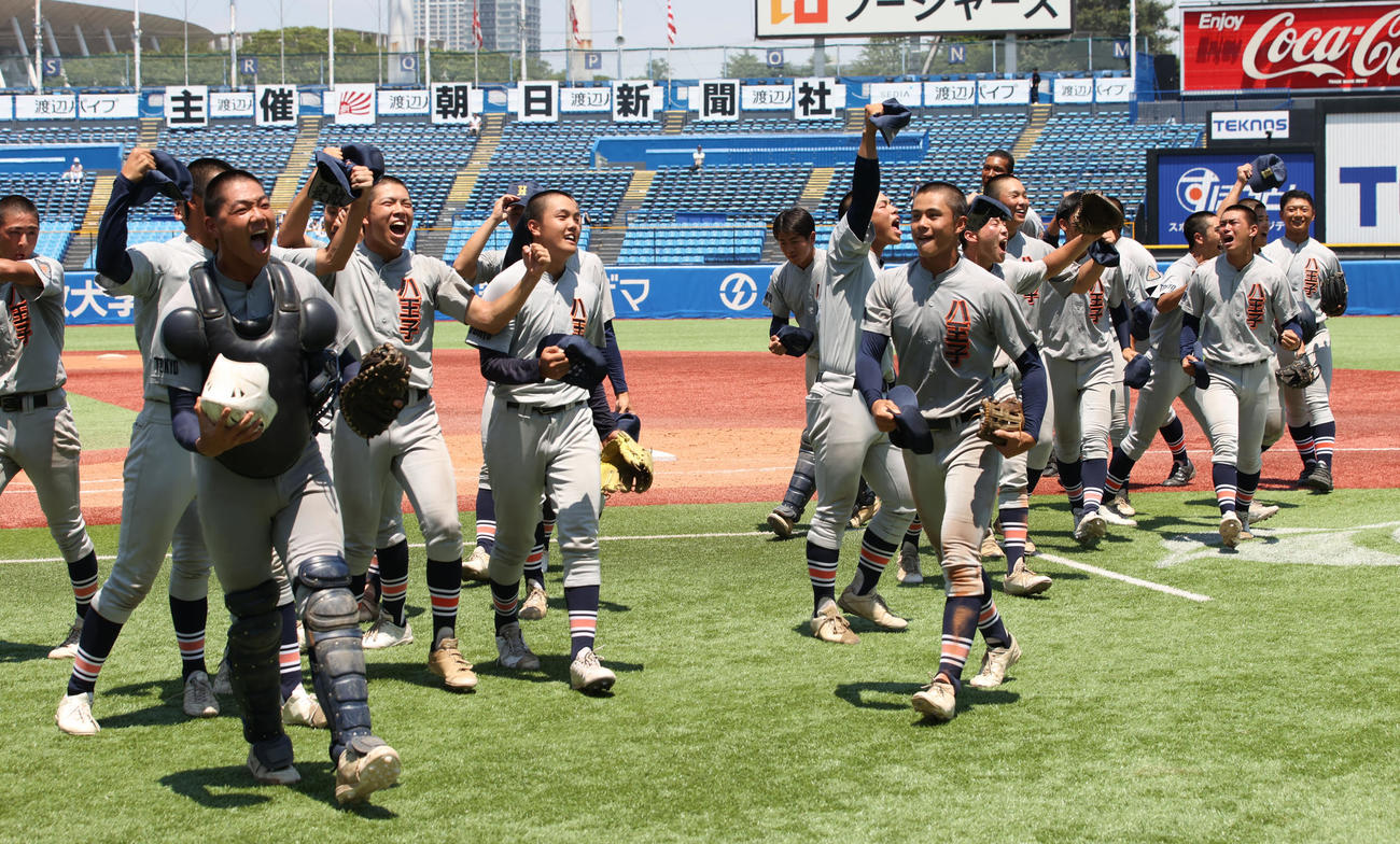 八王子学園八王子対早大学院　勝利し喜ぶ八王子学園八王子ナイン（撮影・柴田隆二）