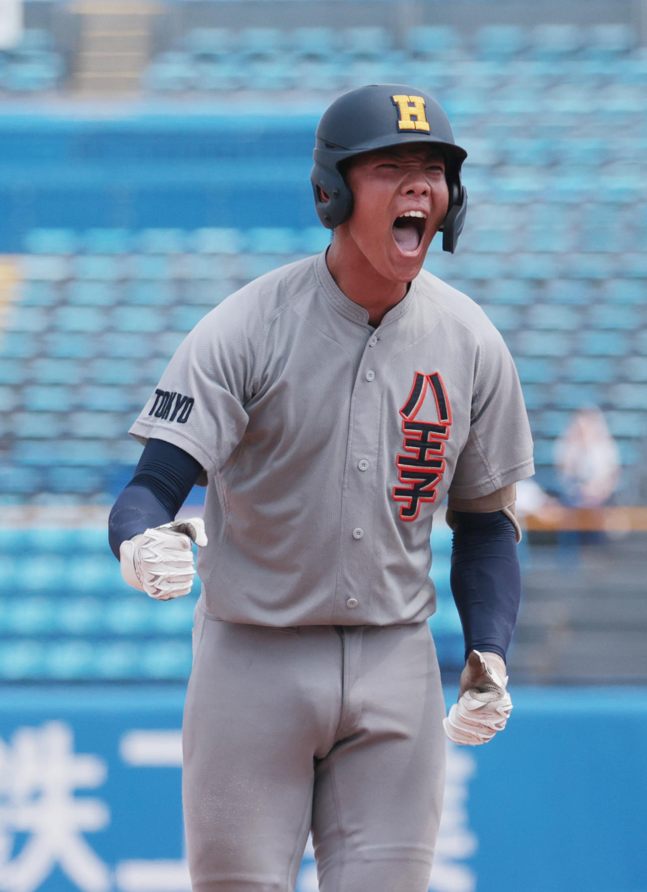 八王子学園八王子対早大学院　3回表八王子学園八王子2死満塁、田中は右前に適時打を放ちガッツポーズする（撮影・柴田隆二）