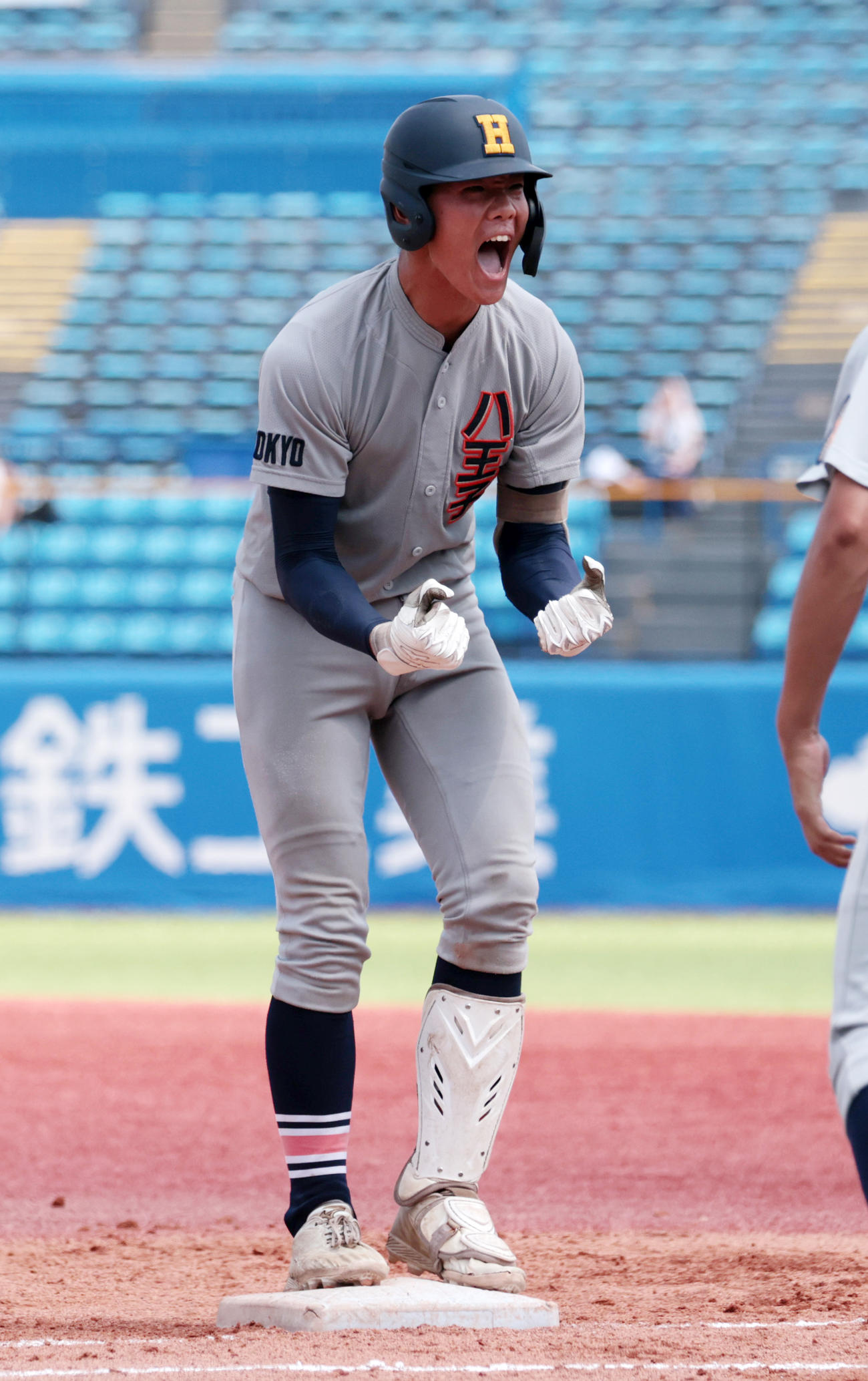 八王子学園八王子対早大学院　3回表八王子学園八王子2死満塁、田中は右前に適時打を放ちガッツポーズする（撮影・柴田隆二）