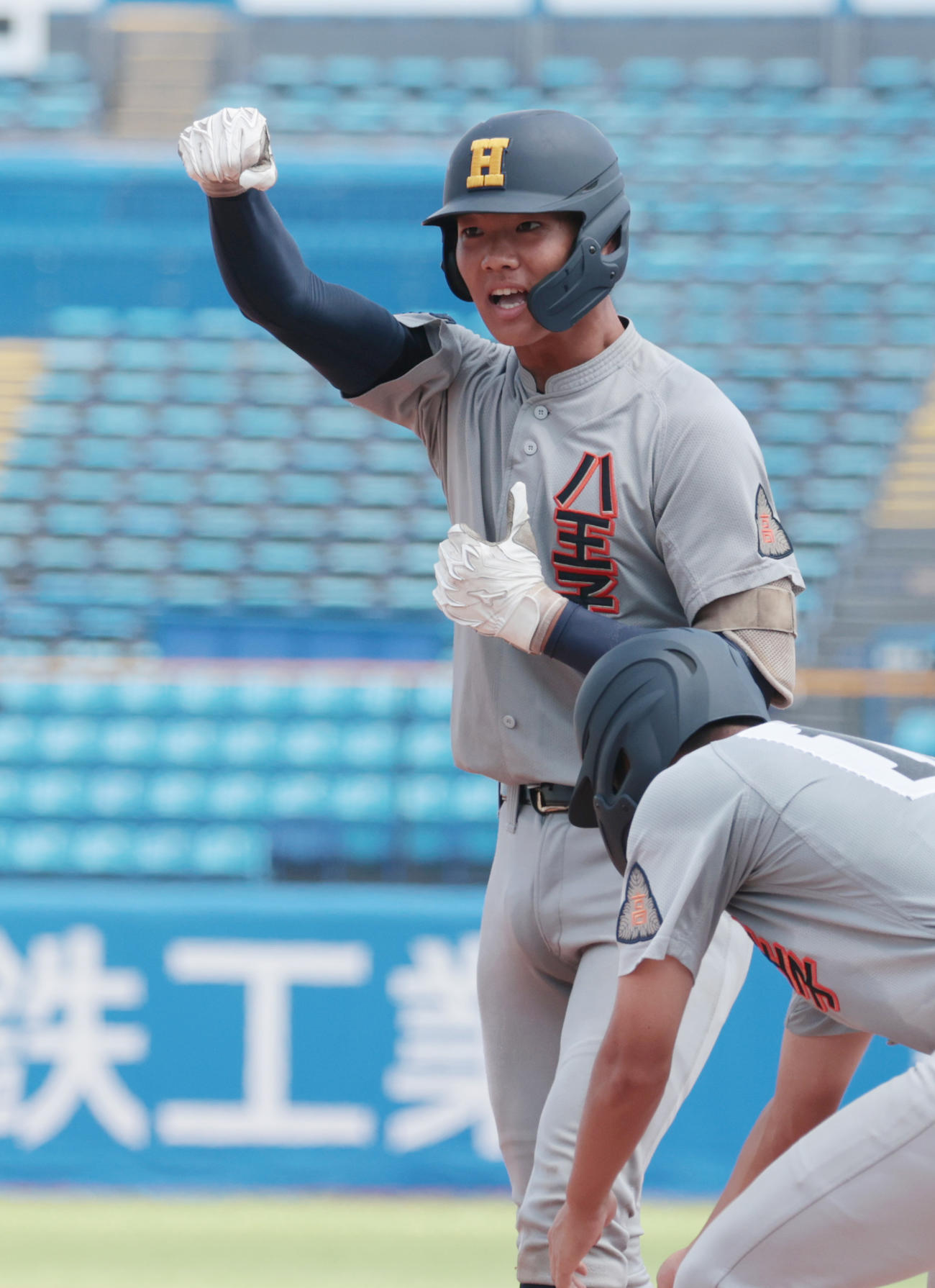 八王子学園八王子対早大学院　3回表八王子学園八王子2死満塁、田中は右前に適時打を放ちガッツポーズする（撮影・柴田隆二）