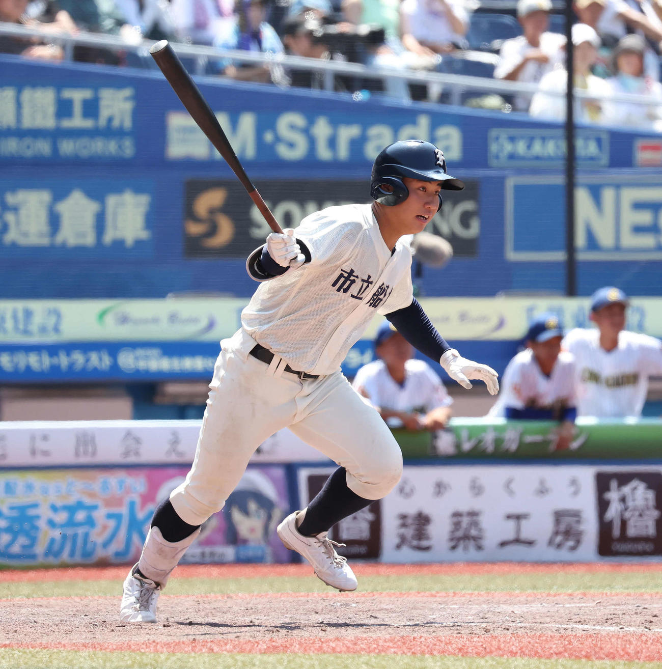 中央学院対市立船橋　4回裏市立船橋2死満塁、松原は走者一掃の適時三塁打を放つ（撮影・丹羽敏通）