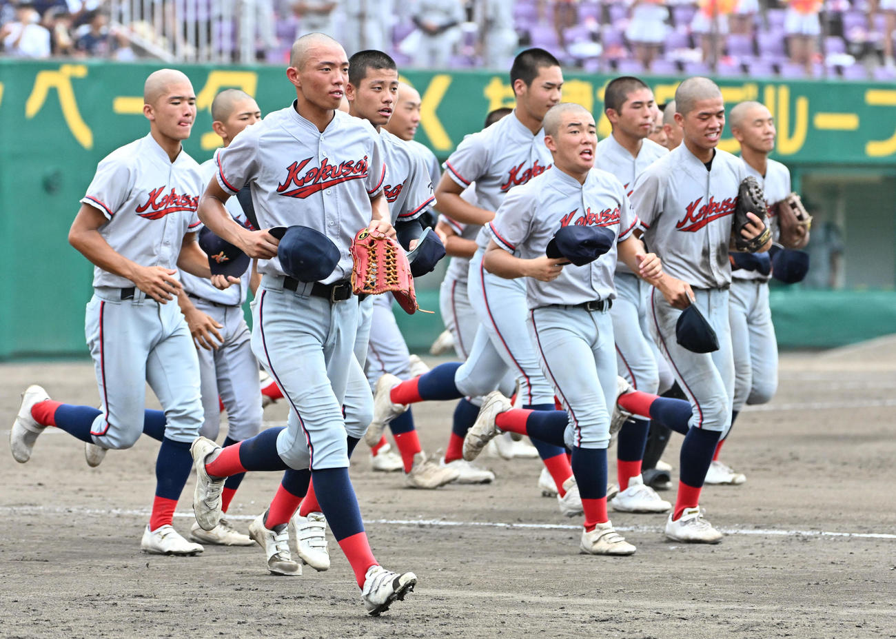 立命館宇治対京都国際　立命館宇治に勝利しスタンドに駆け出す京都国際ナイン（撮影・石井愛子）