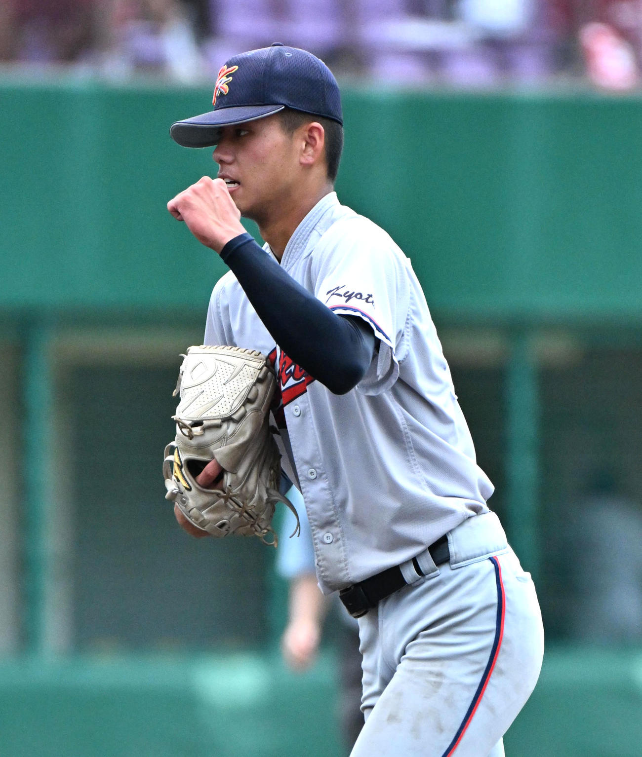 立命館宇治対京都国際　立命館宇治に勝利しガッツポーズをする京都国際・西村一毅（撮影・石井愛子）