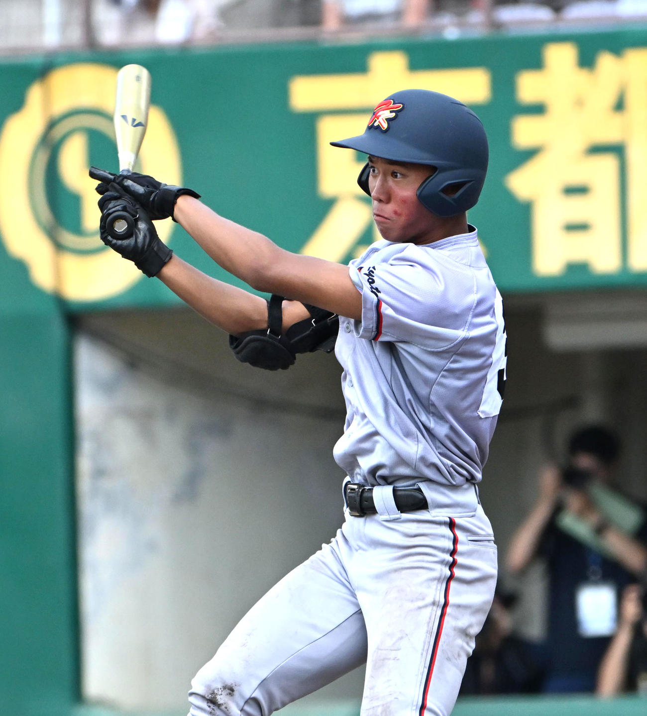 立命館宇治対京都国際　5回裏京都国際2死一、三塁　小川礼斗は左適時打を放つ（撮影・石井愛子）