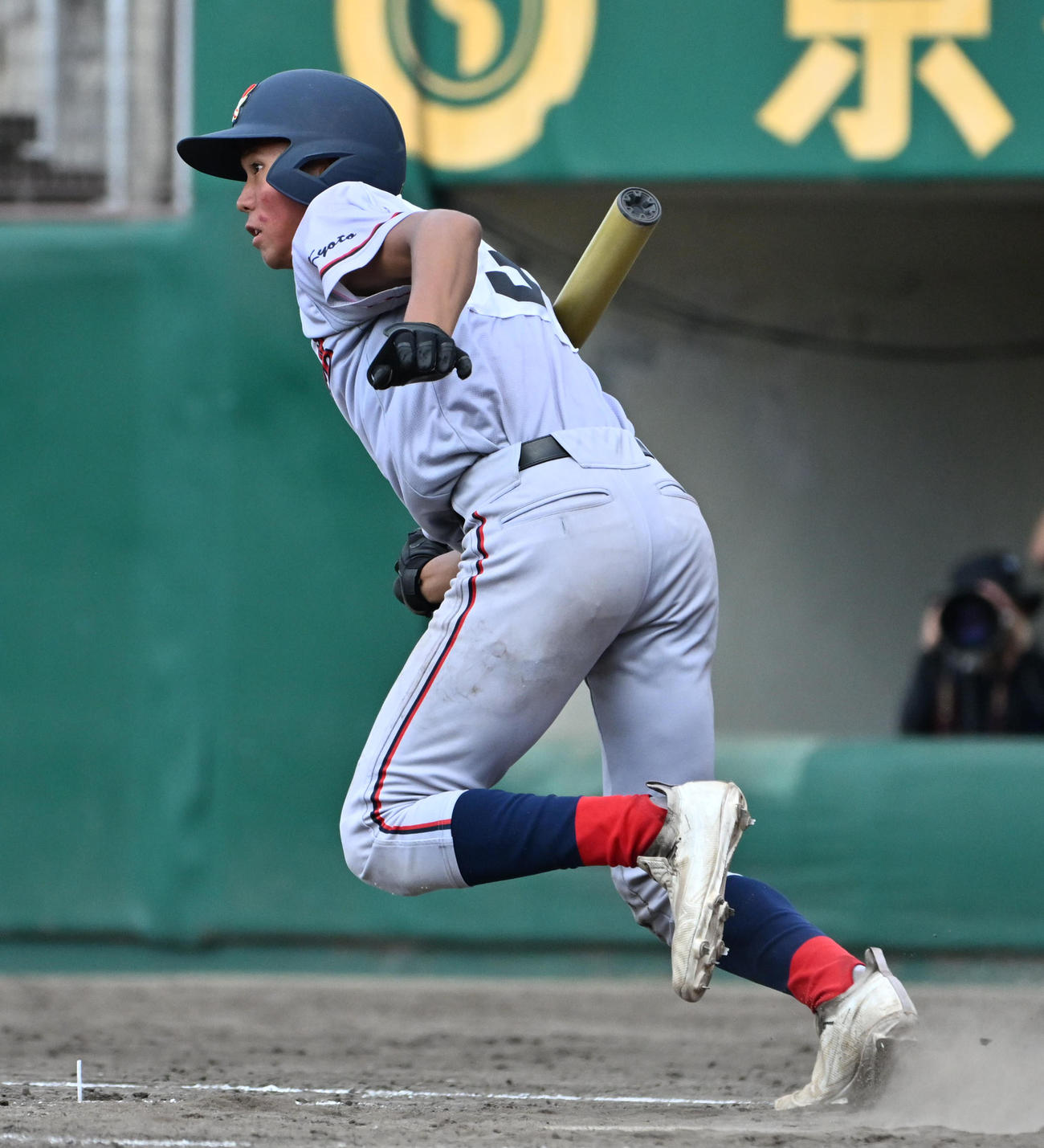 立命館宇治対京都国際　5回裏京都国際2死一、三塁　小川礼斗は左適時打を放つ（撮影・石井愛子）